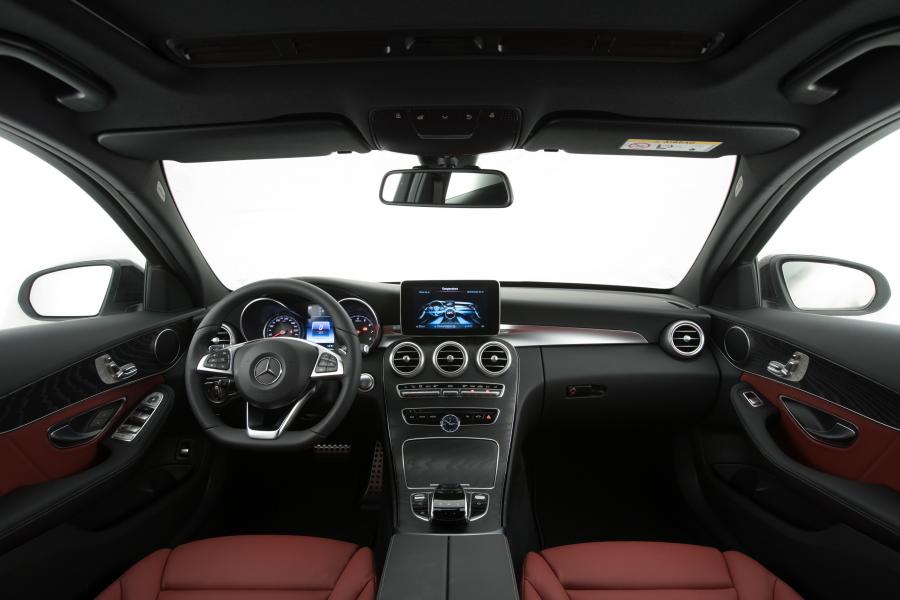 Торпедо Mercedes-Benz C300 Sport 2017 года  (LA) (фото 22 из 34)